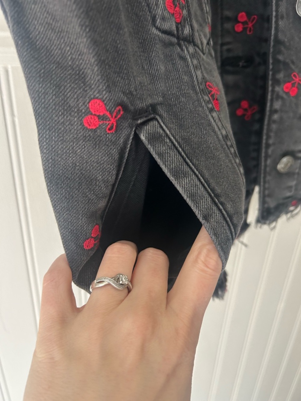 ⭐️ NEW wild fable Small Black Denim Oversized Trucker Vest Red Cherry Embroidery - Picture 7 of 8